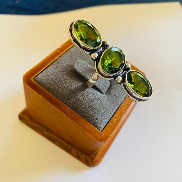 Genuine 3-Stone Peridot 925 Silver Ring - Size 7 - Picture 4 of 6